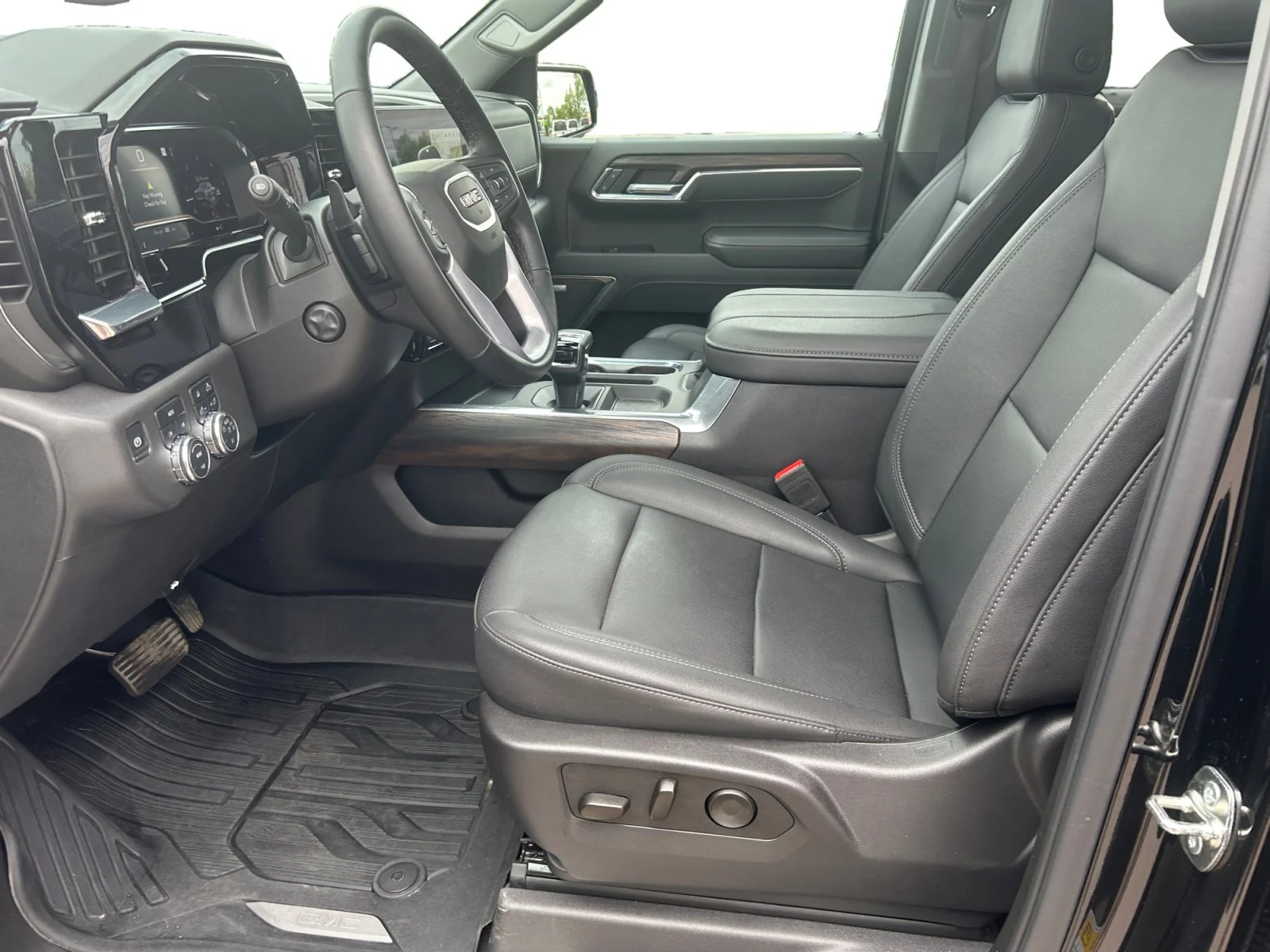 Used 2025 Black GMC SLT Crew Cab image 14