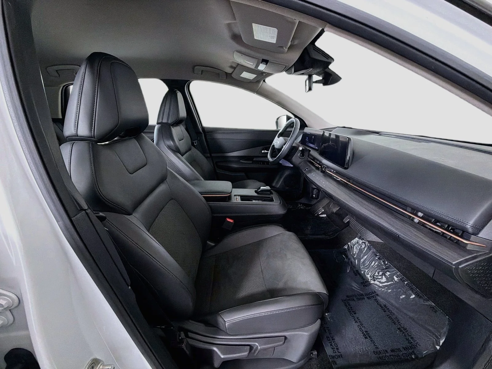 Used 2024 Everest White Pearl Tricoat/Black Diamond Pearl Nissan ENGAGE image 33