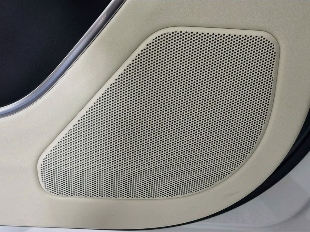 New 2027 Fuji White Land Rover SE image 19