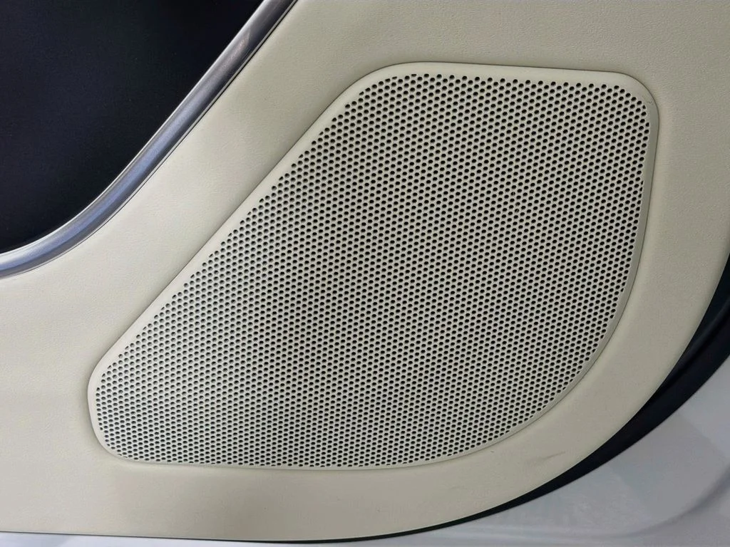 New 2027 Fuji White Land Rover SE image 19