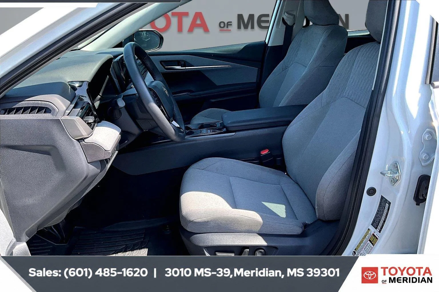 Used 2025 Ice Cap Toyota LE image 18