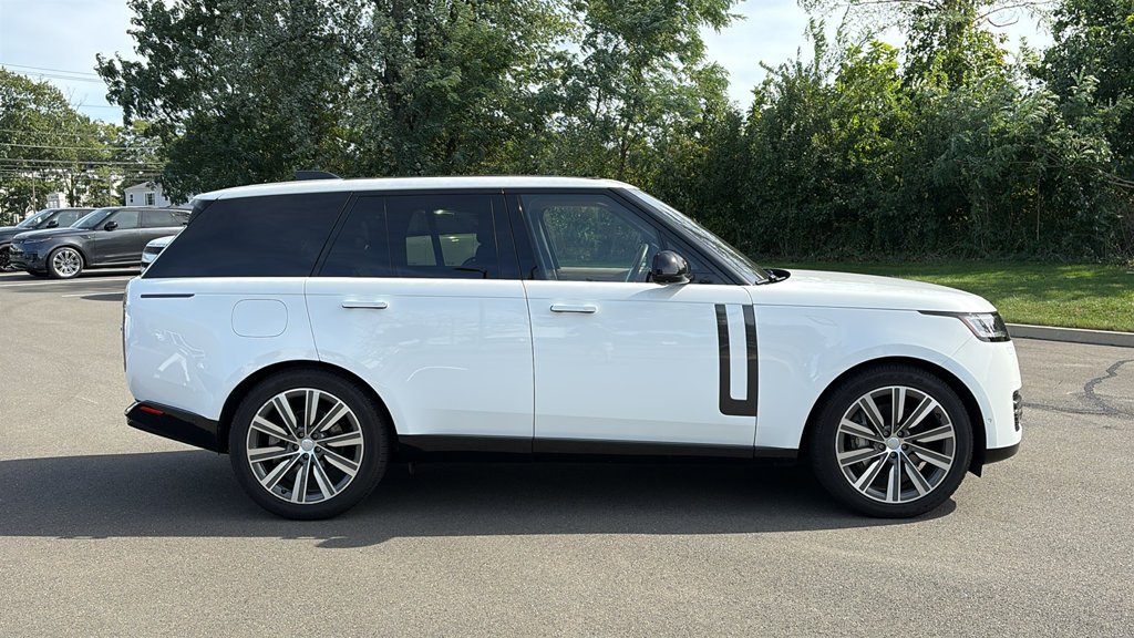 Used 2023 White Land Rover SE image 9
