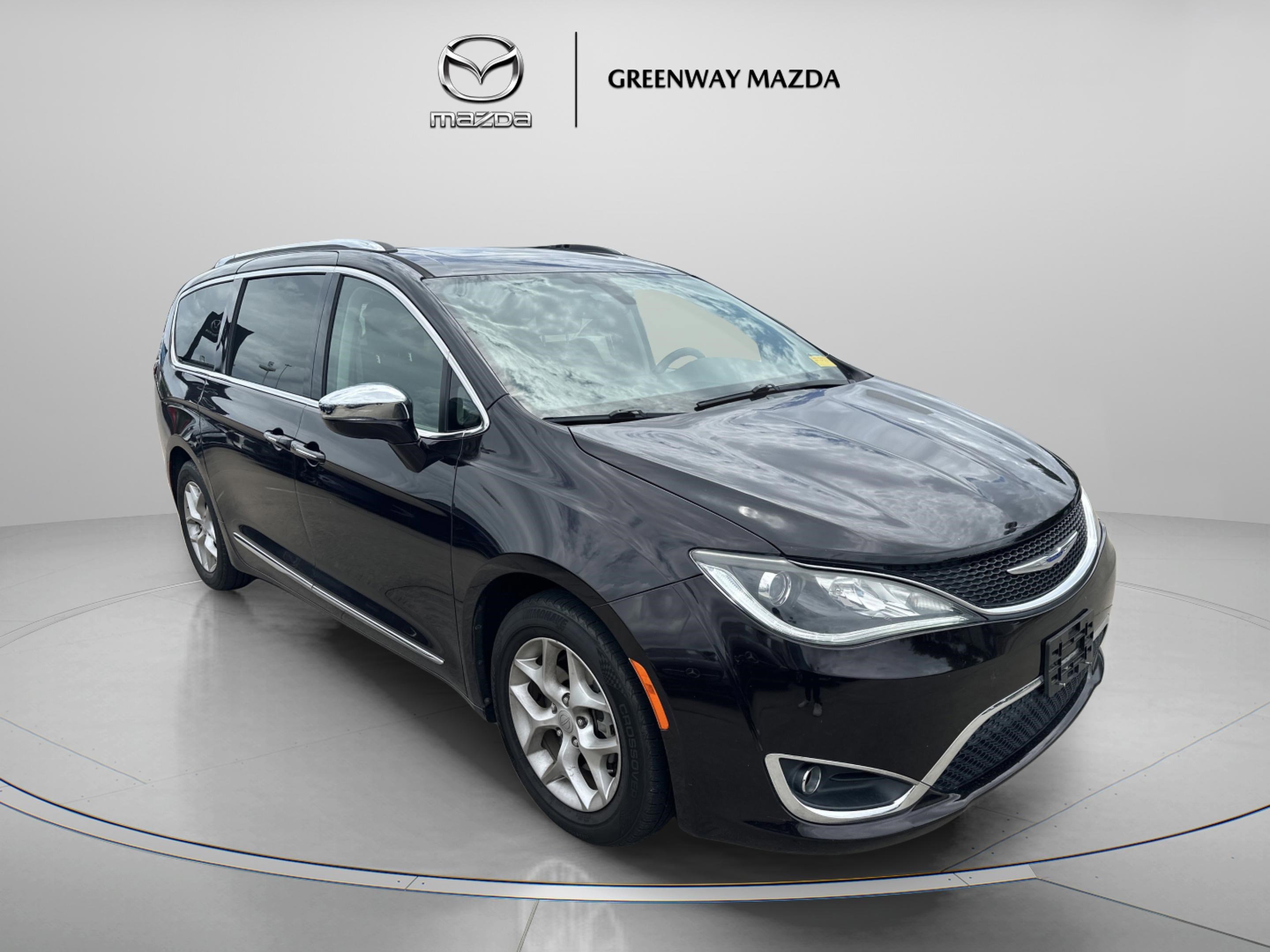 2019 Chrysler Pacifica Limited's photo