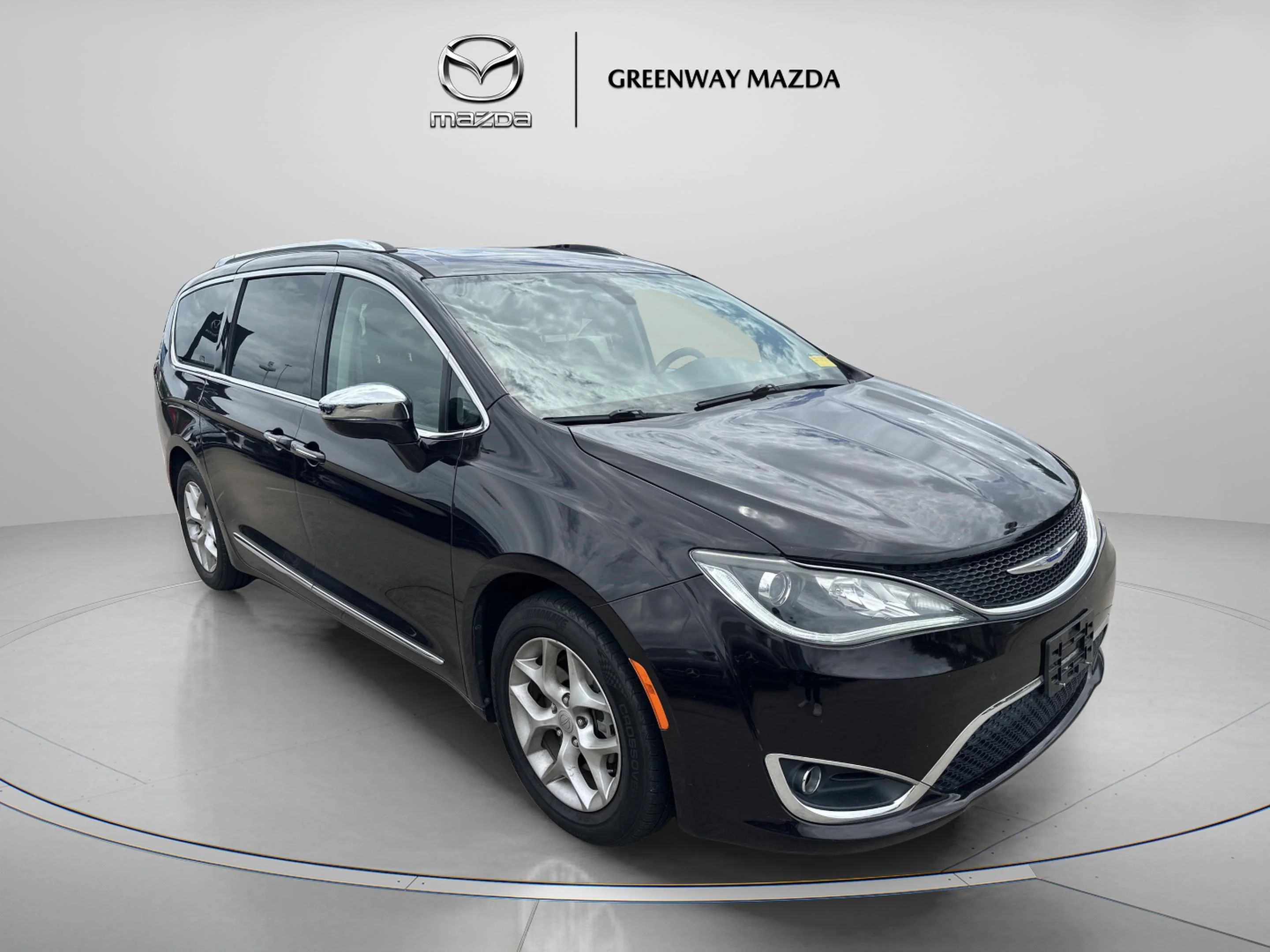 2019 Chrysler Pacifica Limited's photo