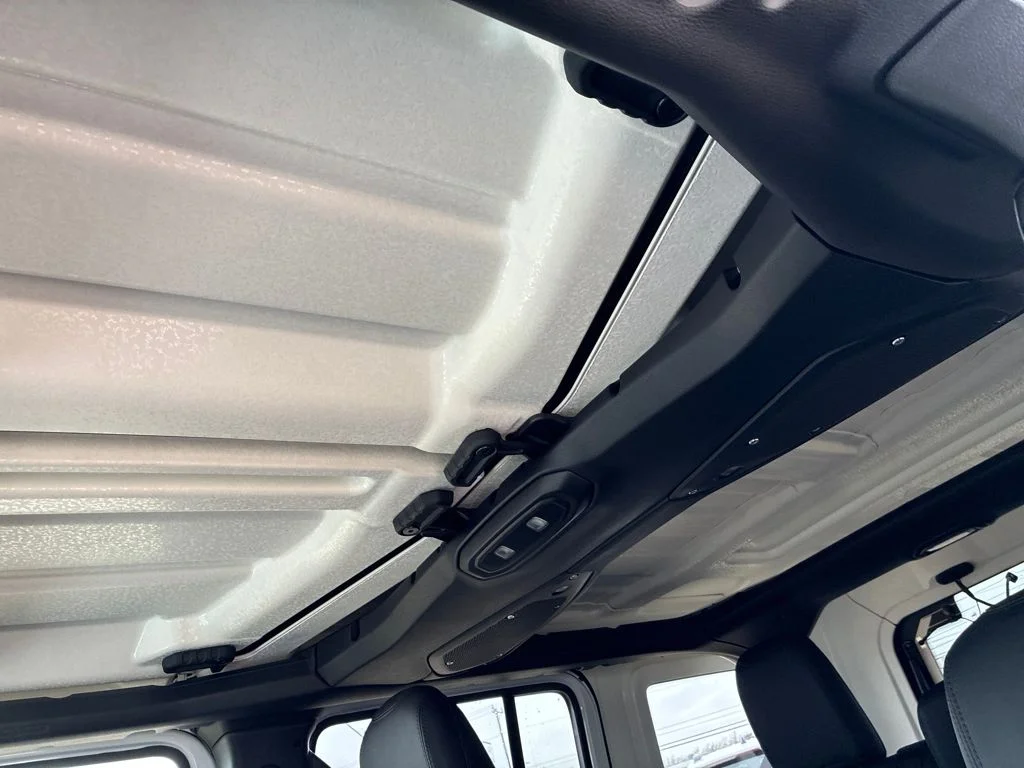 New 2026 Bright White Clear-Coat Exterior Paint Jeep Rubicon image 20