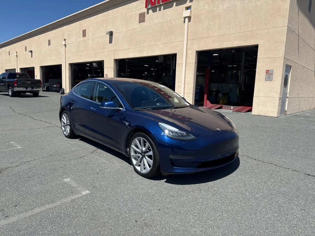 Used 2018  Tesla Long Range image 2