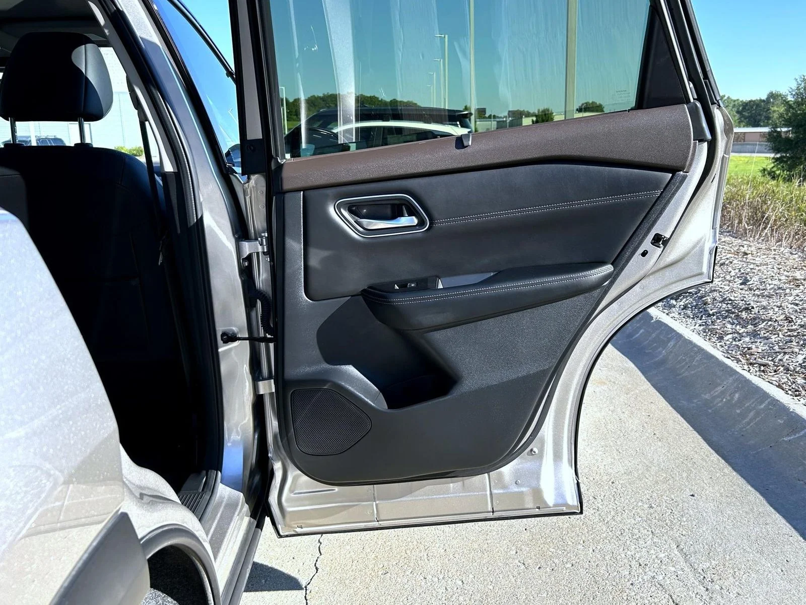 Certified Used 2023 Gold Nissan Platinum image 17