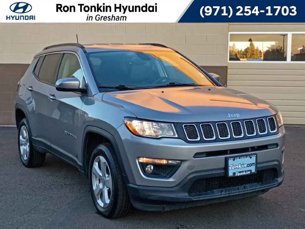 Used 2018 Billet Silver Metallic Clearcoat Jeep Latitude image 1