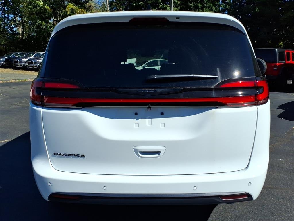 New 2026 Bright White Clear-Coat Exterior Paint Chrysler Select image 4