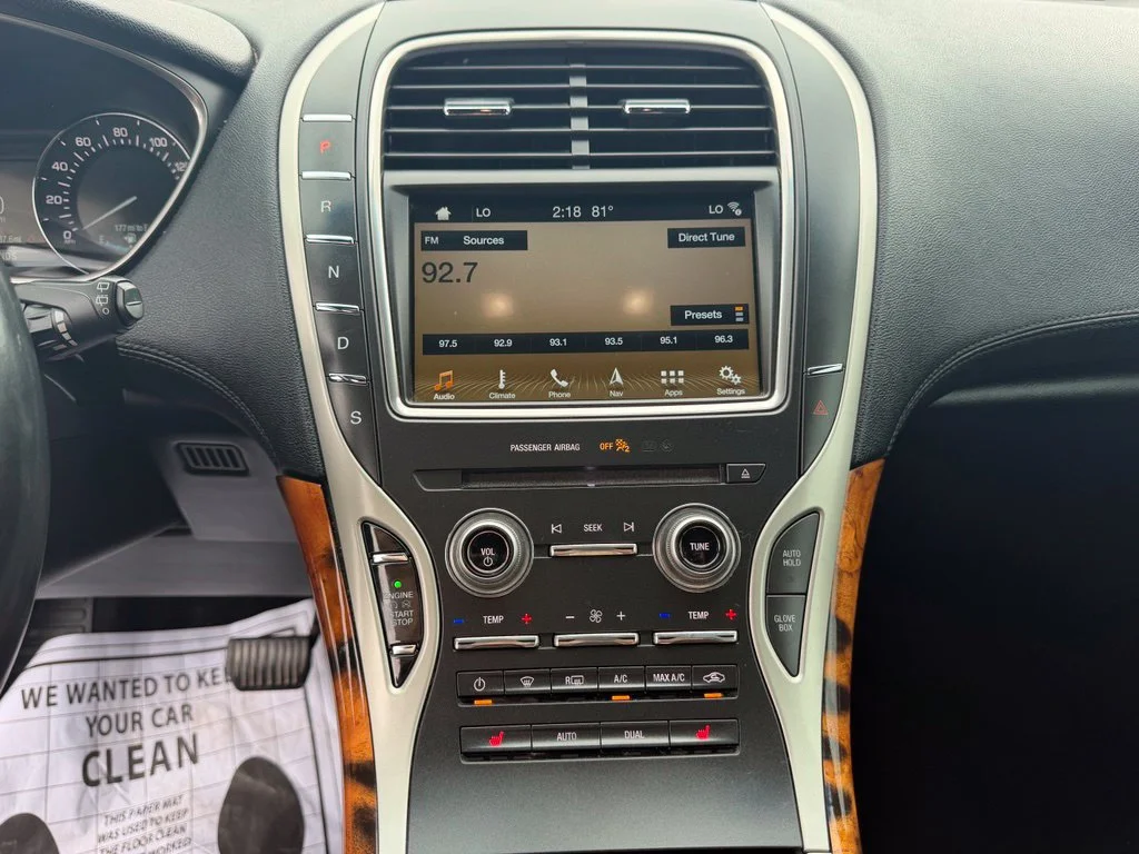 Used 2017 Gray Lincoln Select image 19