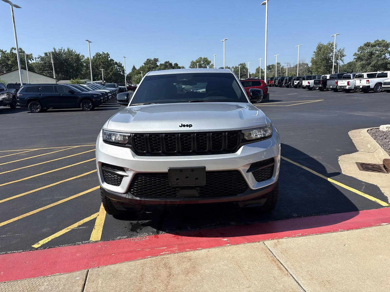 Used 2025 Silver Zynith Jeep Altitude image 2