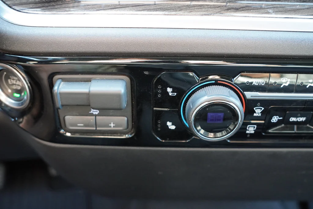 Used 2025 Summit White Chevrolet LT image 6