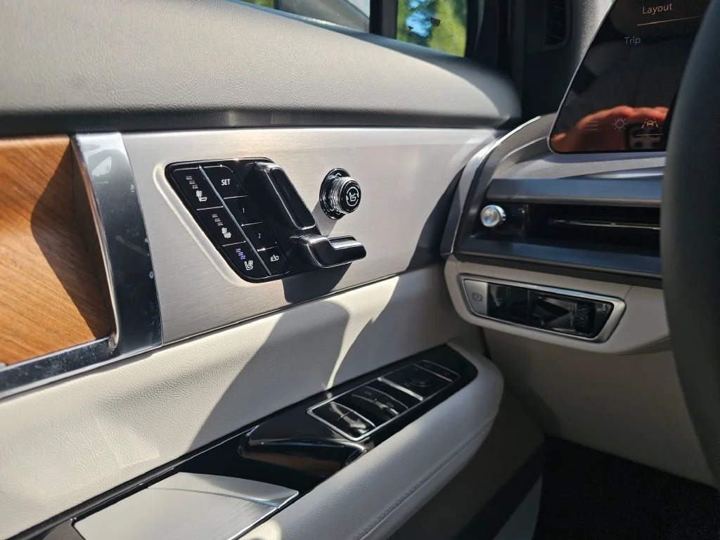 New 2027 Vibrant White Tricoat Cadillac Luxury image 33