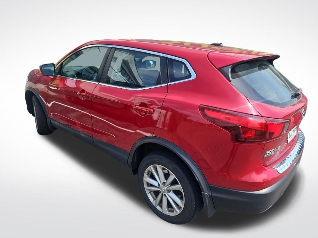Used 2018 Red Nissan S image 4