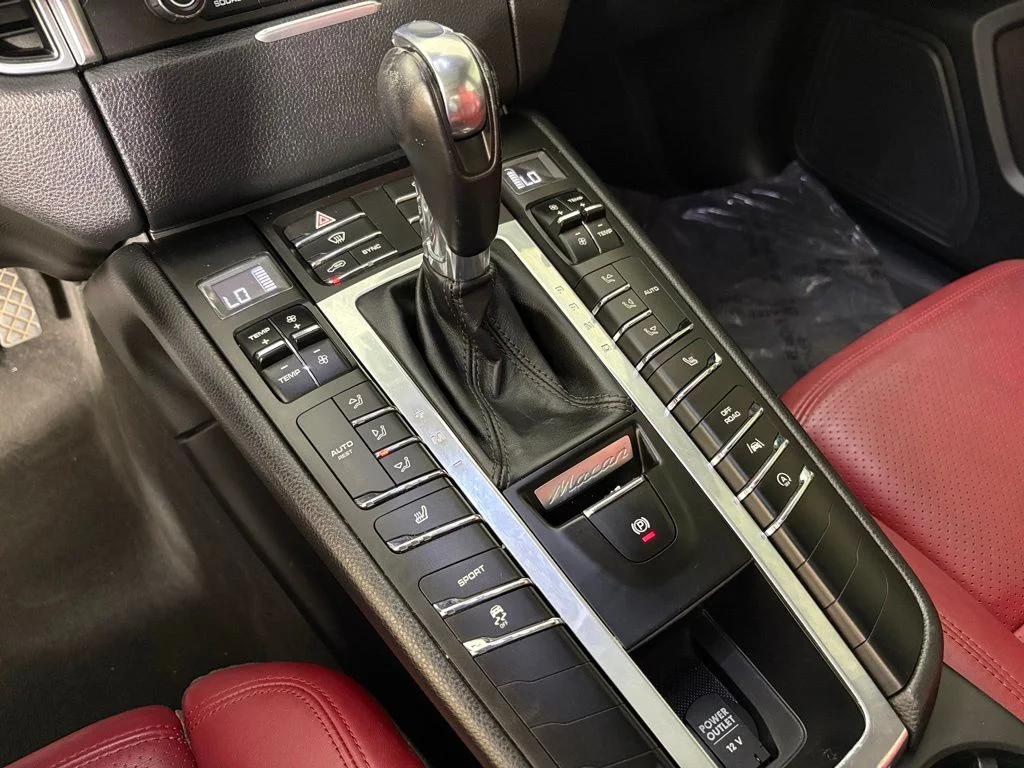 Used 2018 White Porsche Base image 37