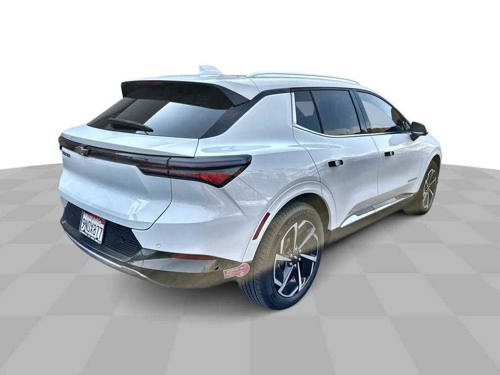 Used 2024 Summit White Chevrolet LT image 8