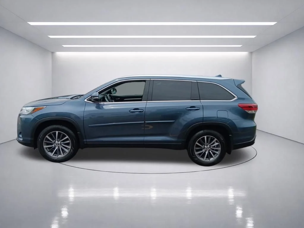 Used 2019 Shoreline Blue Pearl Toyota XLE image 19