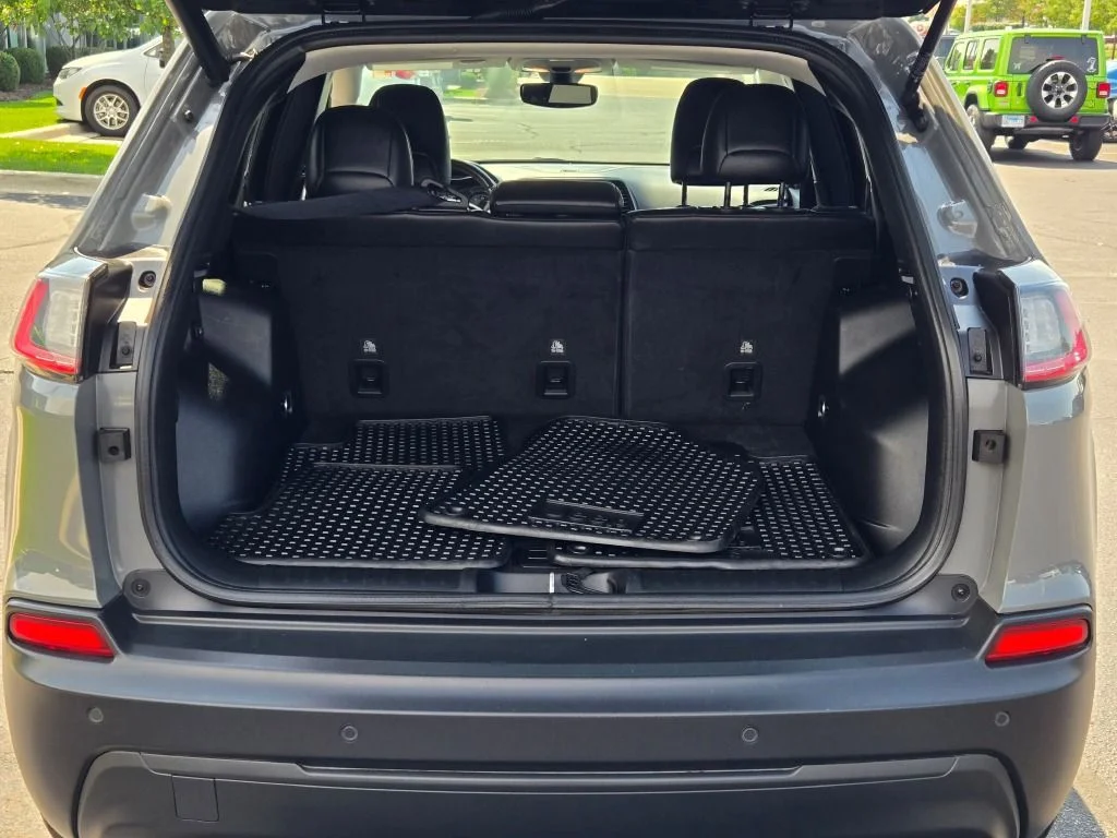 Used 2019 Gray Jeep Latitude Plus image 14