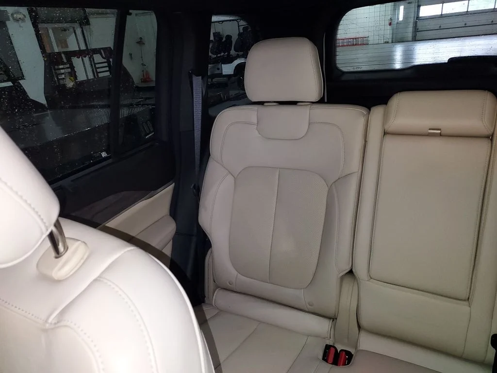 Used 2023 White/off-white Jeep Limited image 12