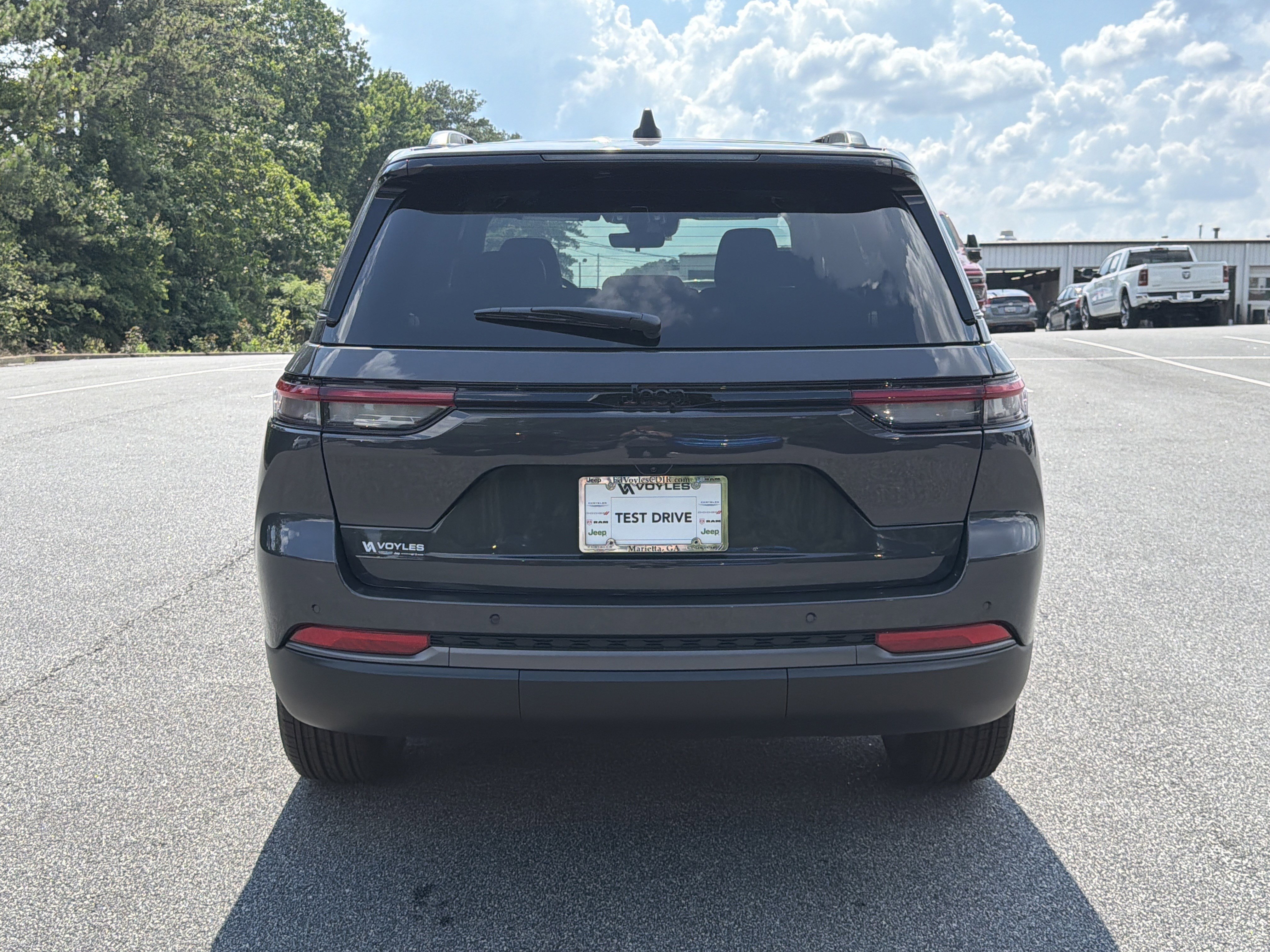 New 2026 Baltic Gray Metallic Clear-Coat Exterior Paint Jeep Altitude image 7
