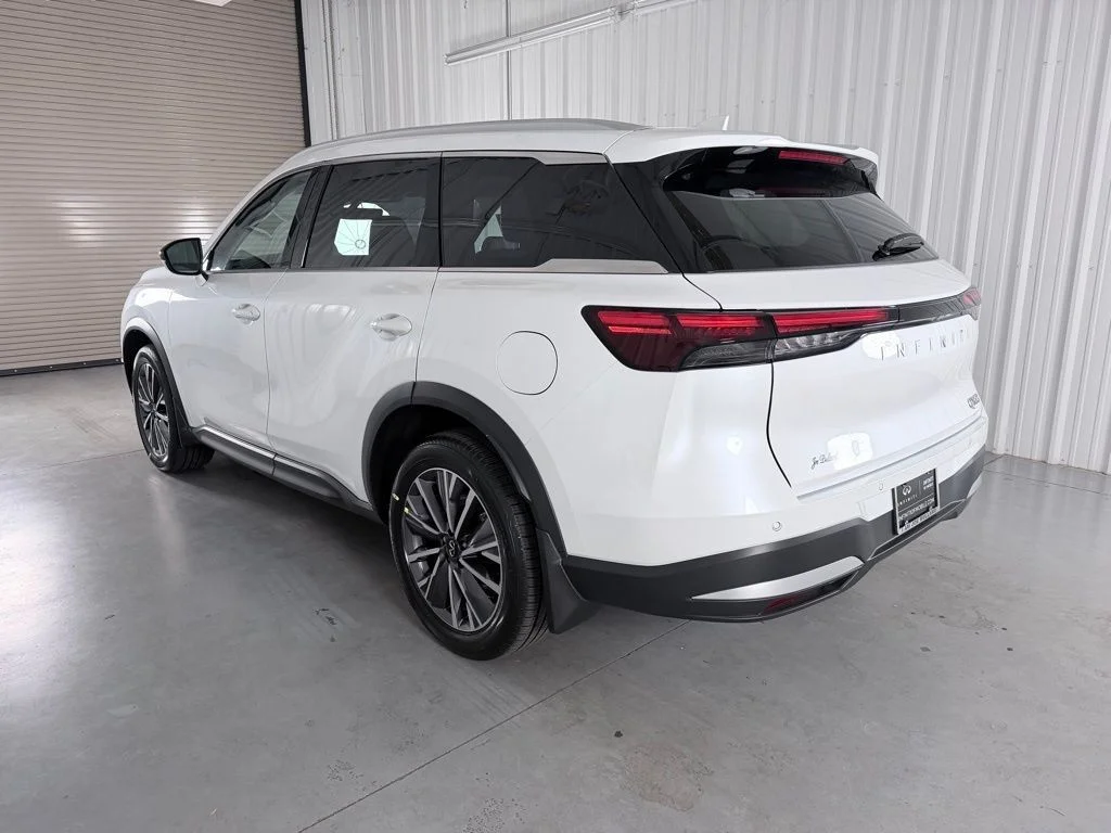 New 2027 RADIANT WHITE INFINITI Luxe FWD image 6