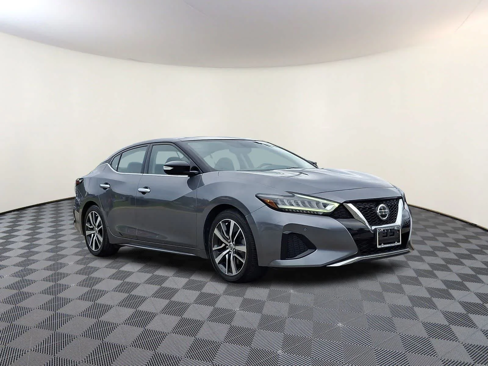 Used 2019 Gun Metallic Nissan SL image 4