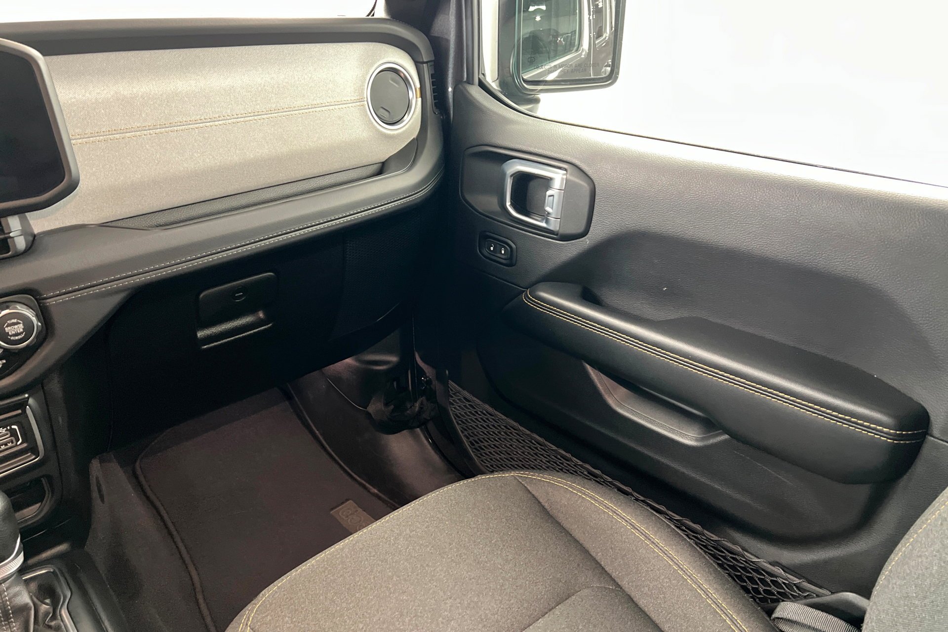 Used 2025 Granite Crystal Metallic Clearcoat Jeep Sahara image 11