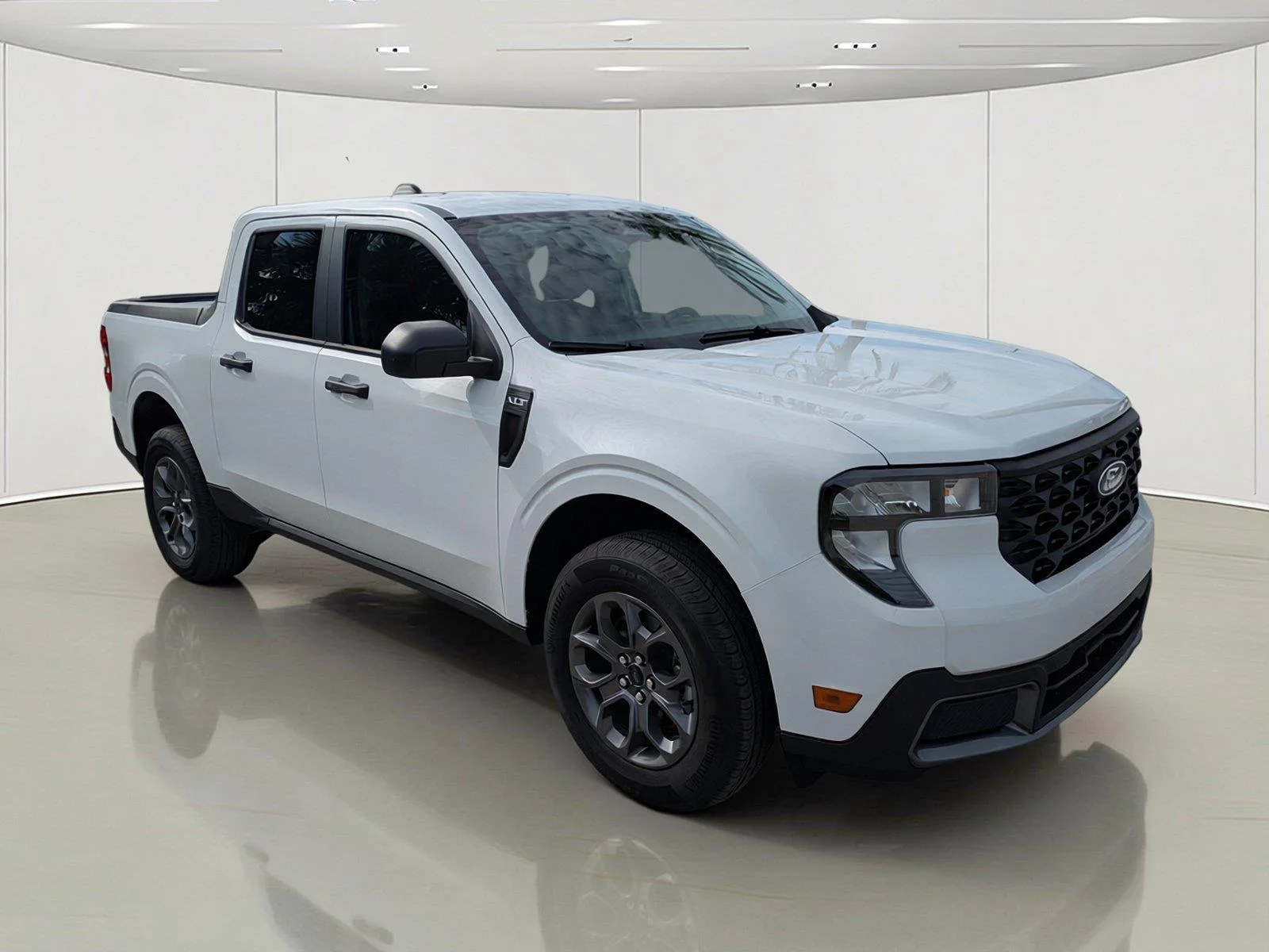 New 2026 Oxford White Ford XLT image 3