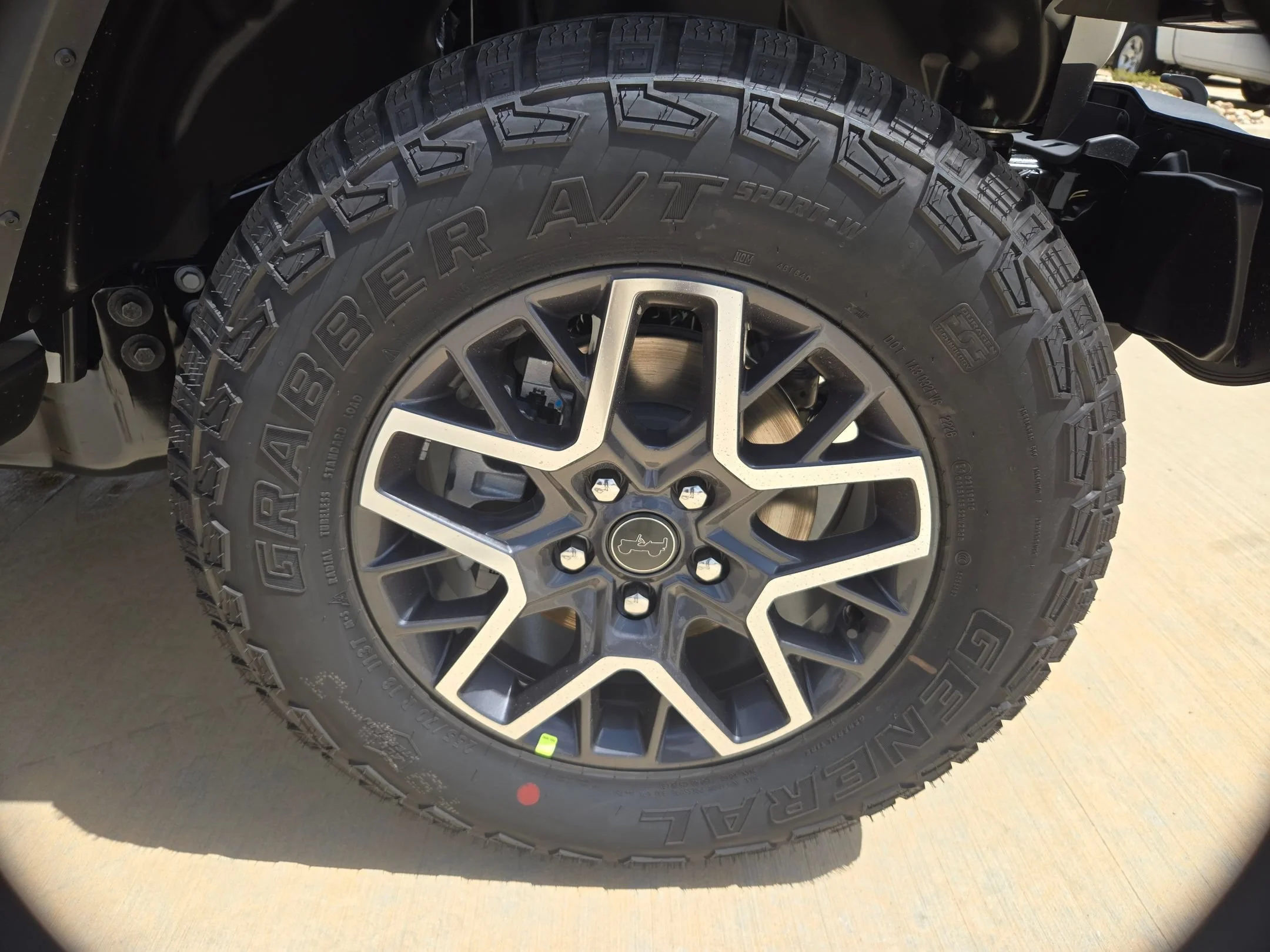 New 2026 Bright White Clear-Coat Exterior Paint Jeep Sahara image 26