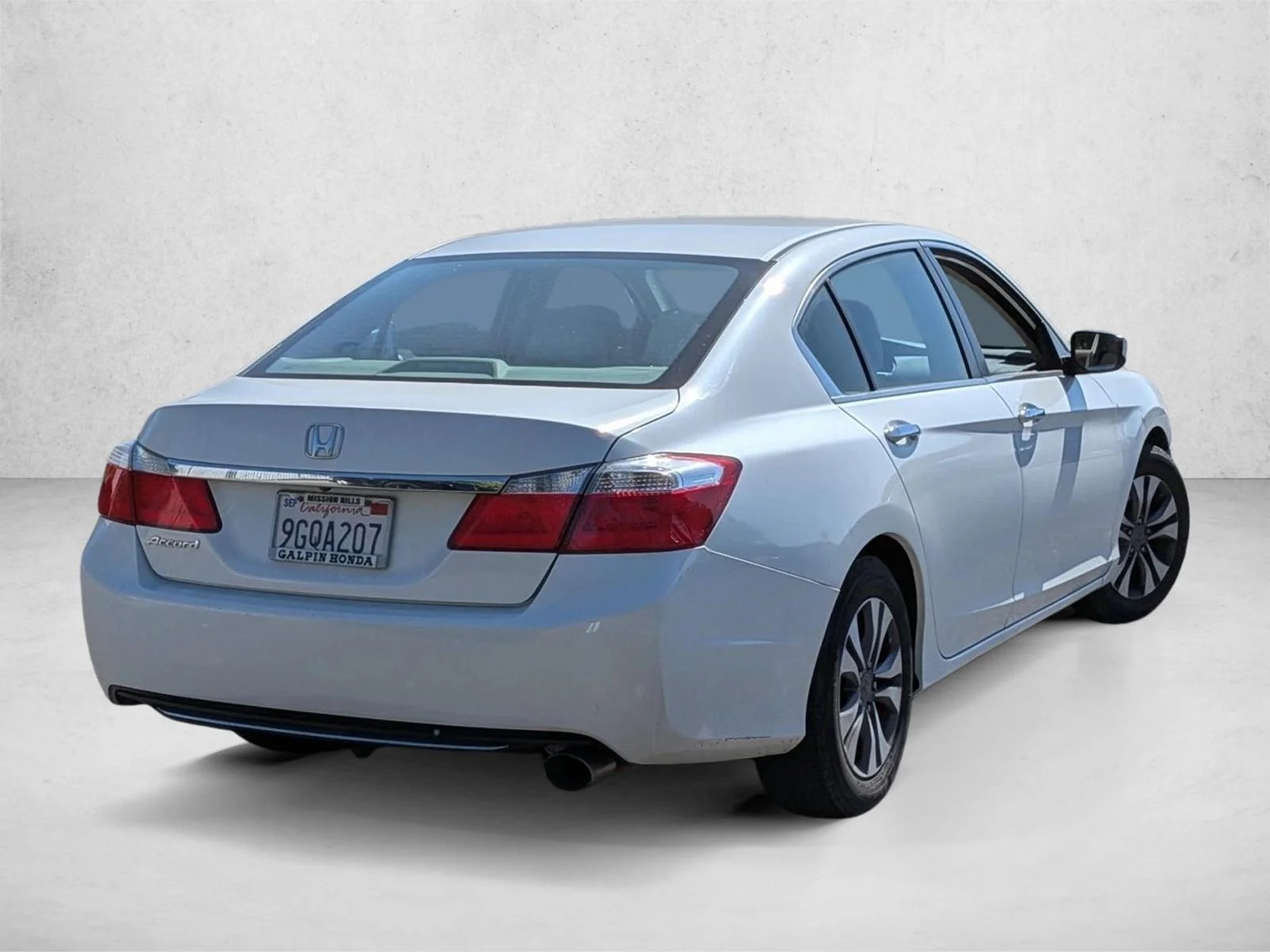 Used 2013 White Honda LX image 5