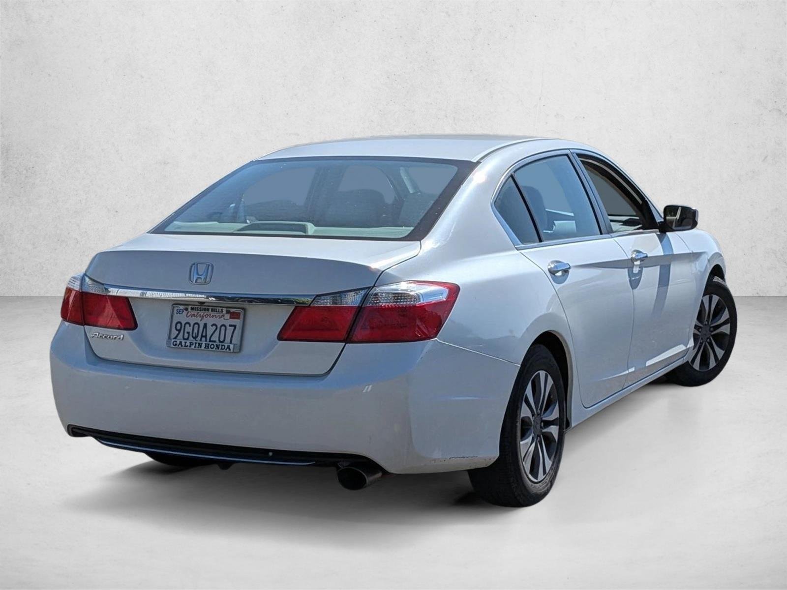 Used 2013 White Honda LX image 5