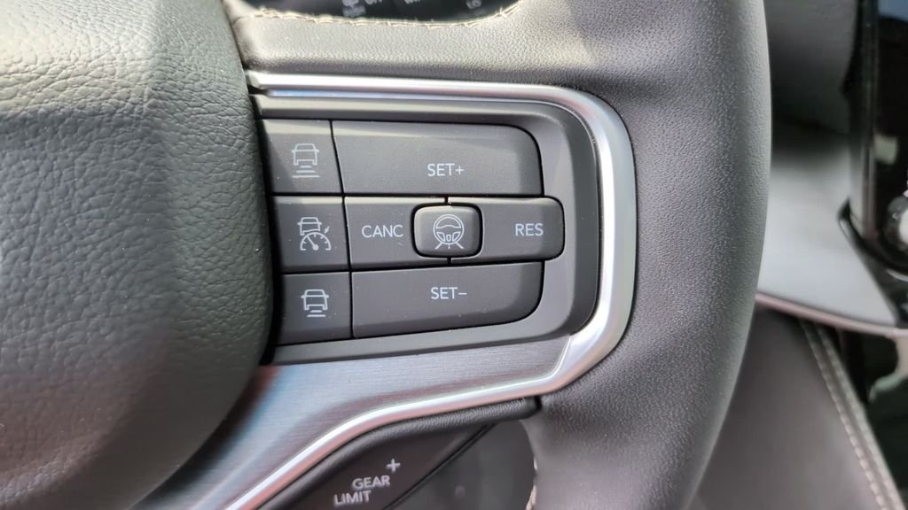 New 2026 Bright White Clear-Coat Exterior Paint Jeep Limited Altitude image 18