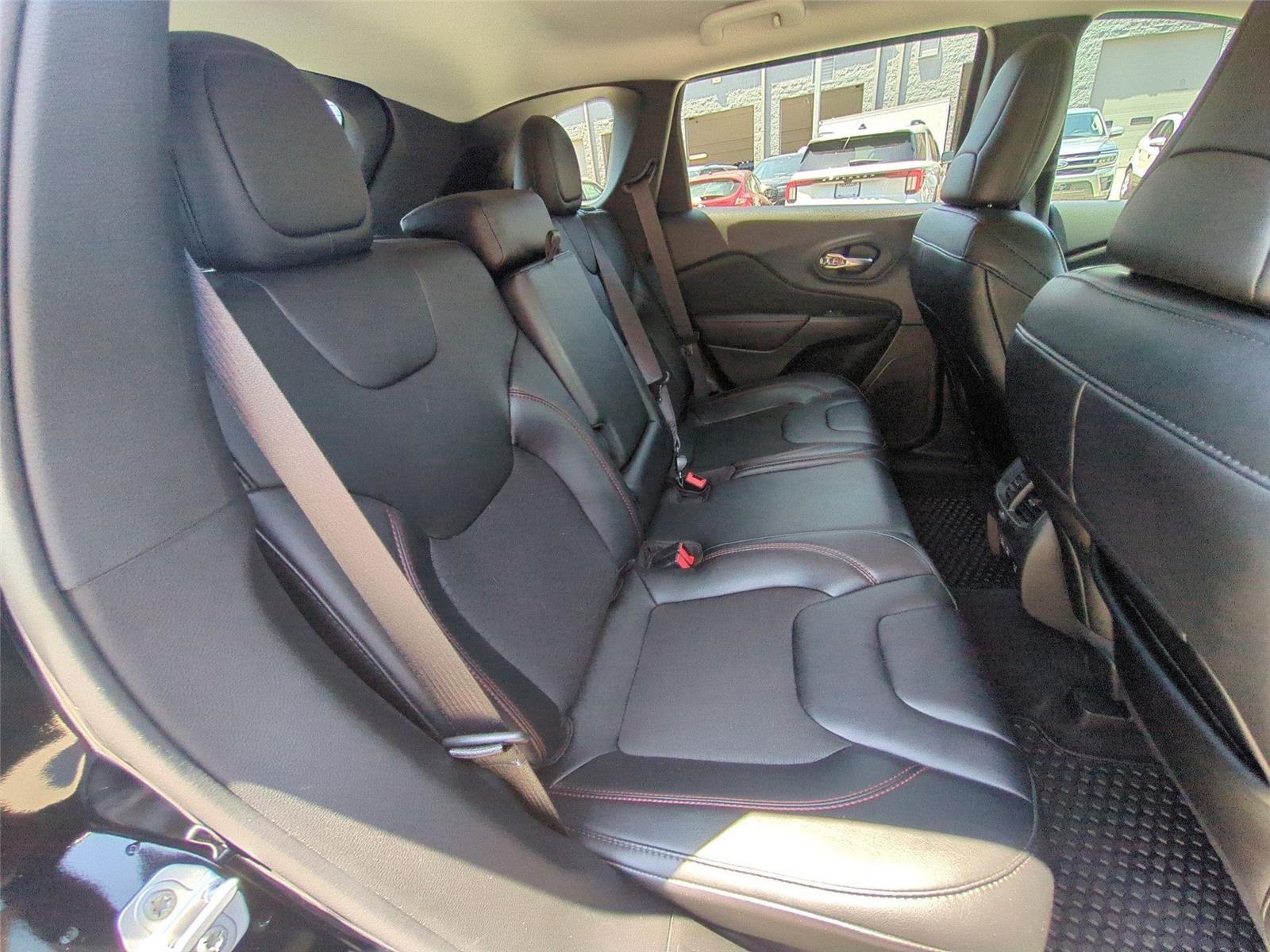 Used 2022 Diamond Black Crystal Pearlcoat Jeep Trailhawk image 34