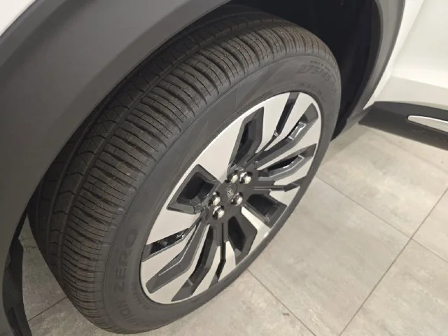New 2027 Star White Metallic Tri-Coat Ford Platinum™ image 47