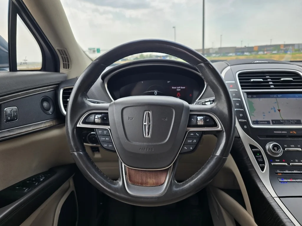 Used 2019 Blue Diamond Metallic Lincoln Reserve image 28