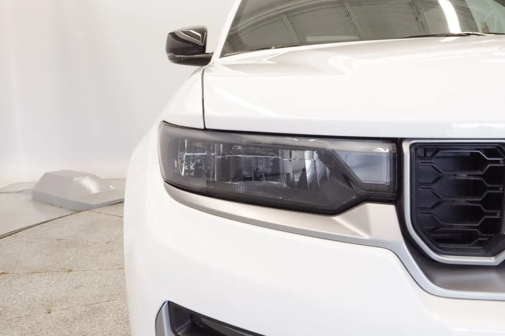 New 2026 Bright White Clear-Coat Exterior Paint Jeep Limited image 4
