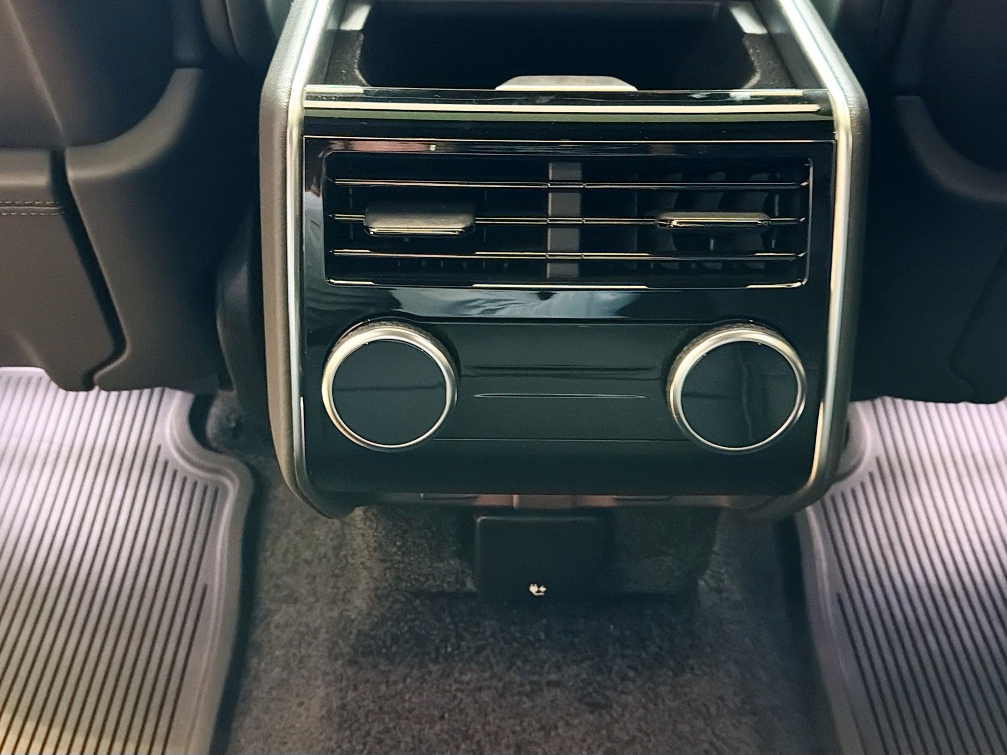 New 2026 Velocity Blue Satin Land Rover Autobiography image 17