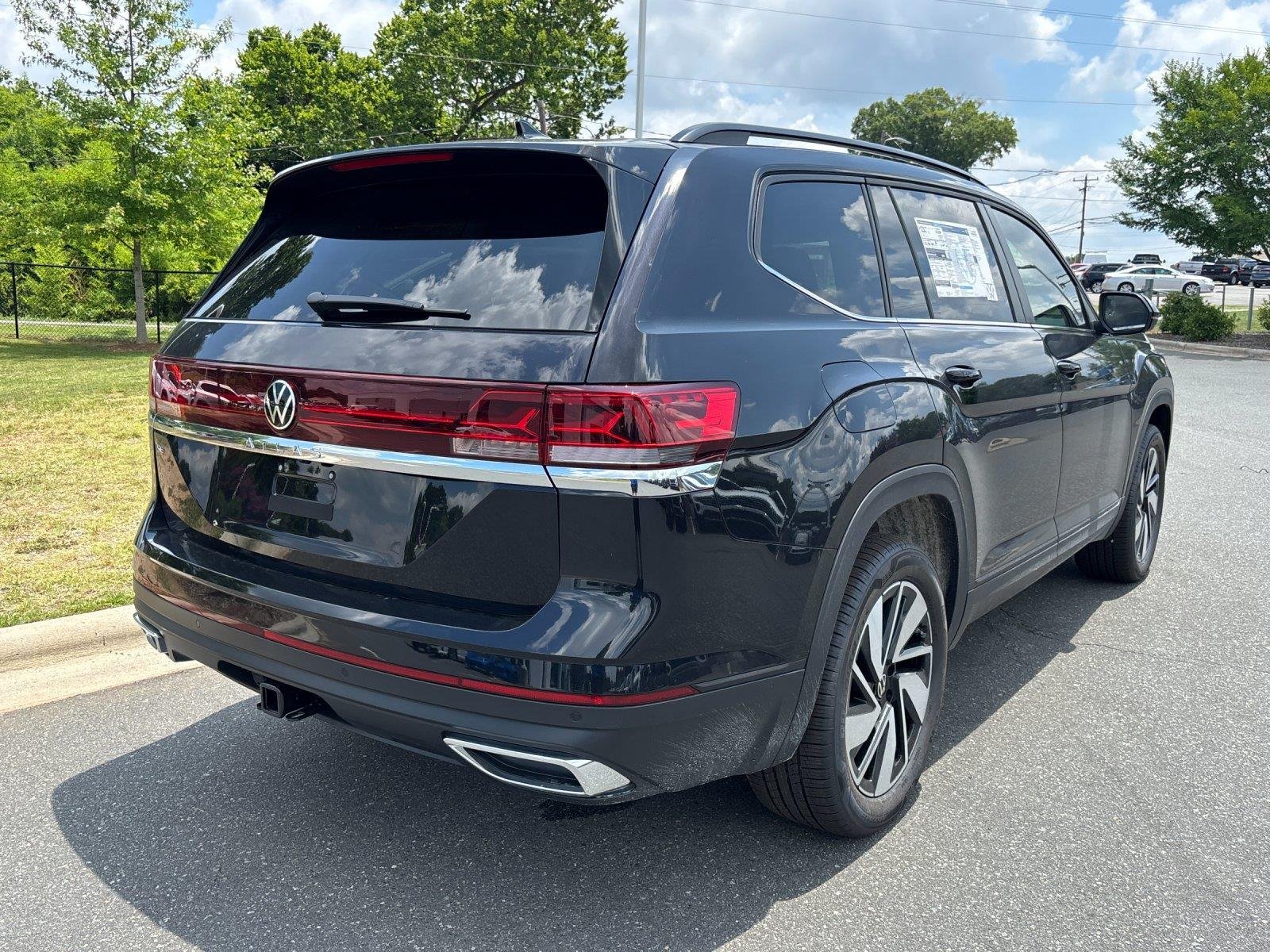 New 2026 deep black pearl Volkswagen 2.0T SE w/Technology image 5