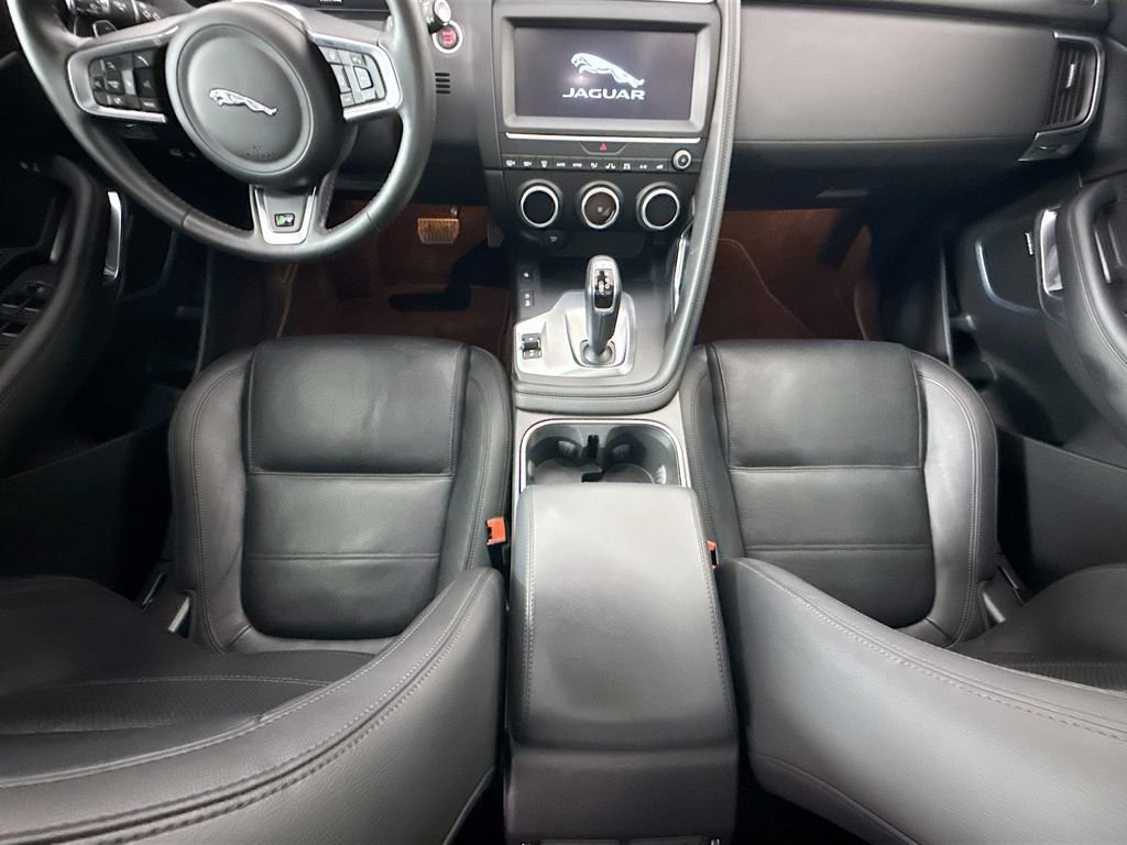Used 2020  Jaguar SE image 16