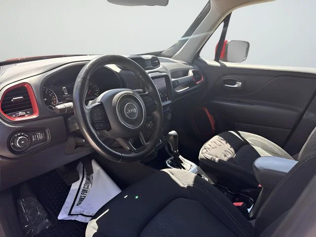Used 2022 Red Jeep Latitude image 22