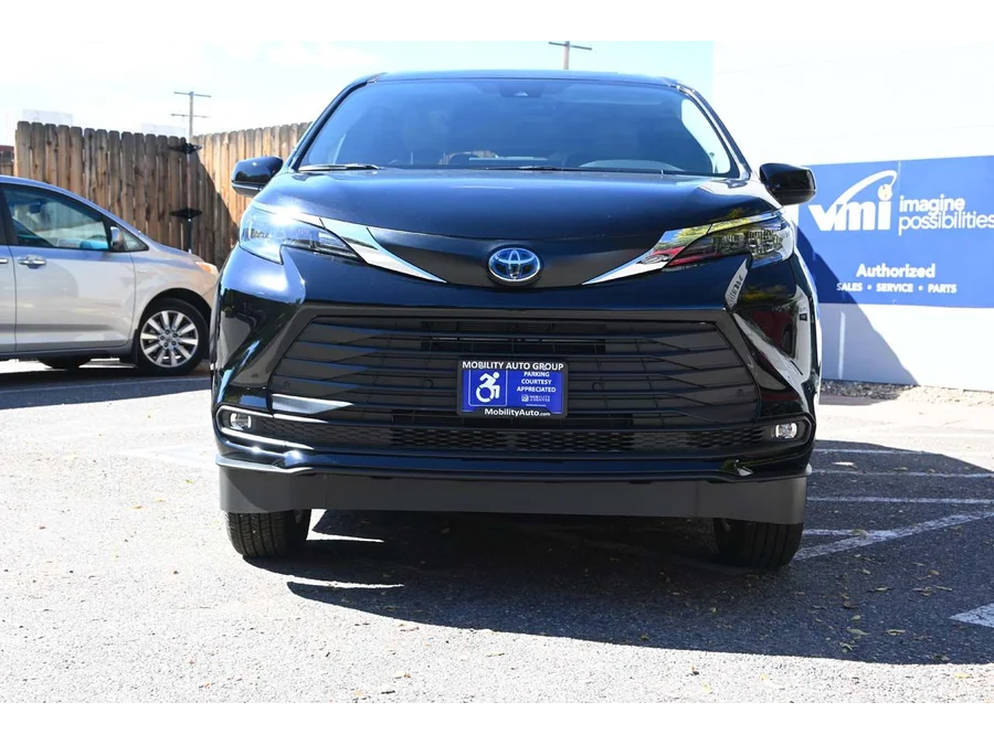 2025 Toyota Sienna XLE - Photo 4