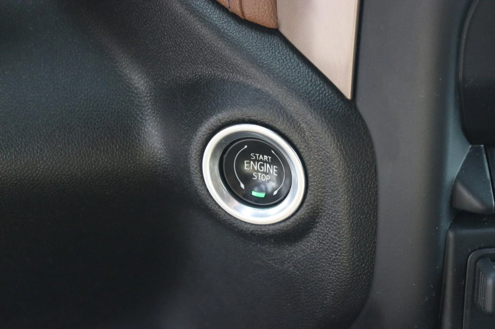 Used 2023 SUMMIT WHITE Chevrolet High Country image 32