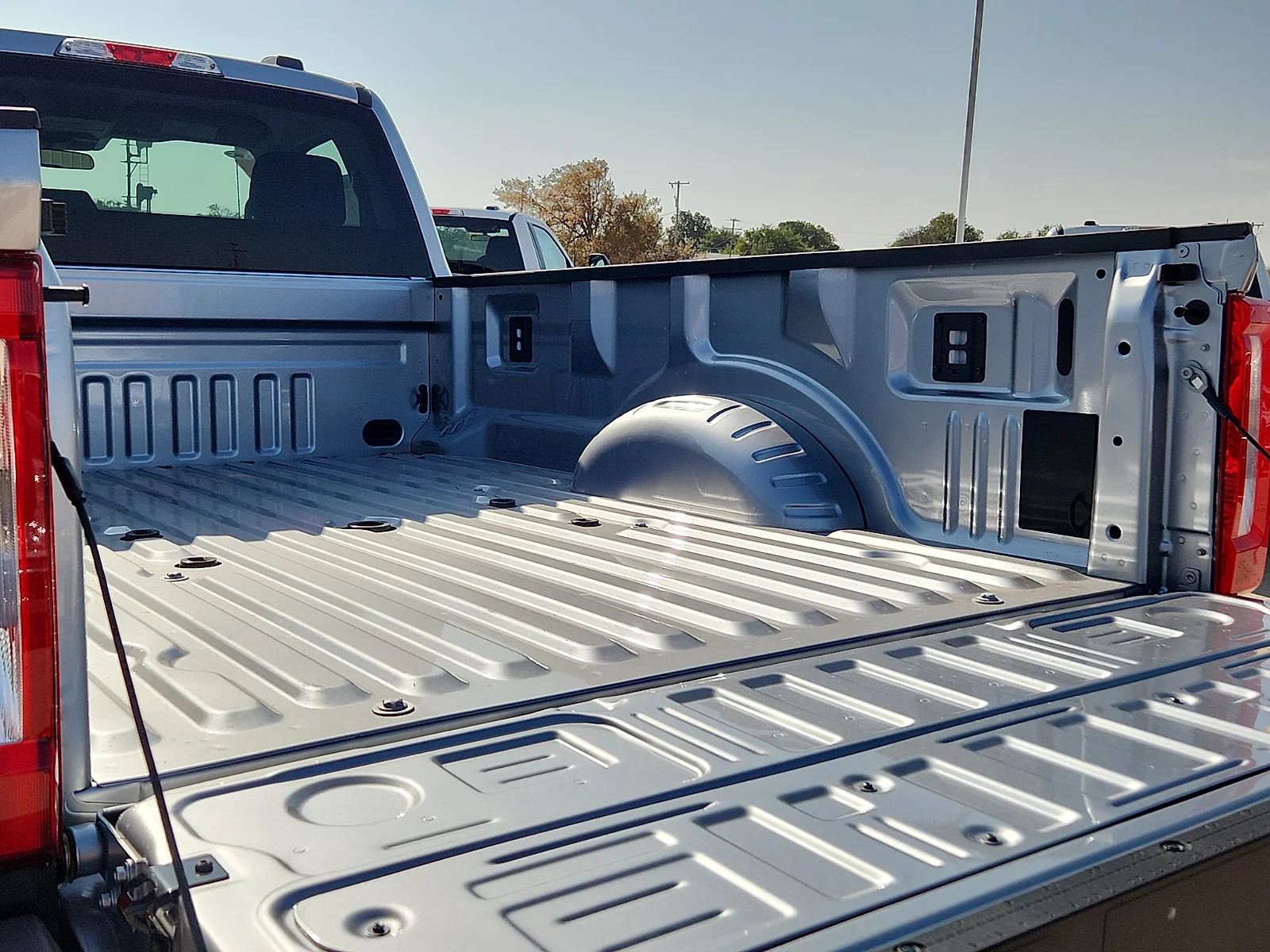 New 2027 Iconic Silver Metallic Ford XLT image 12