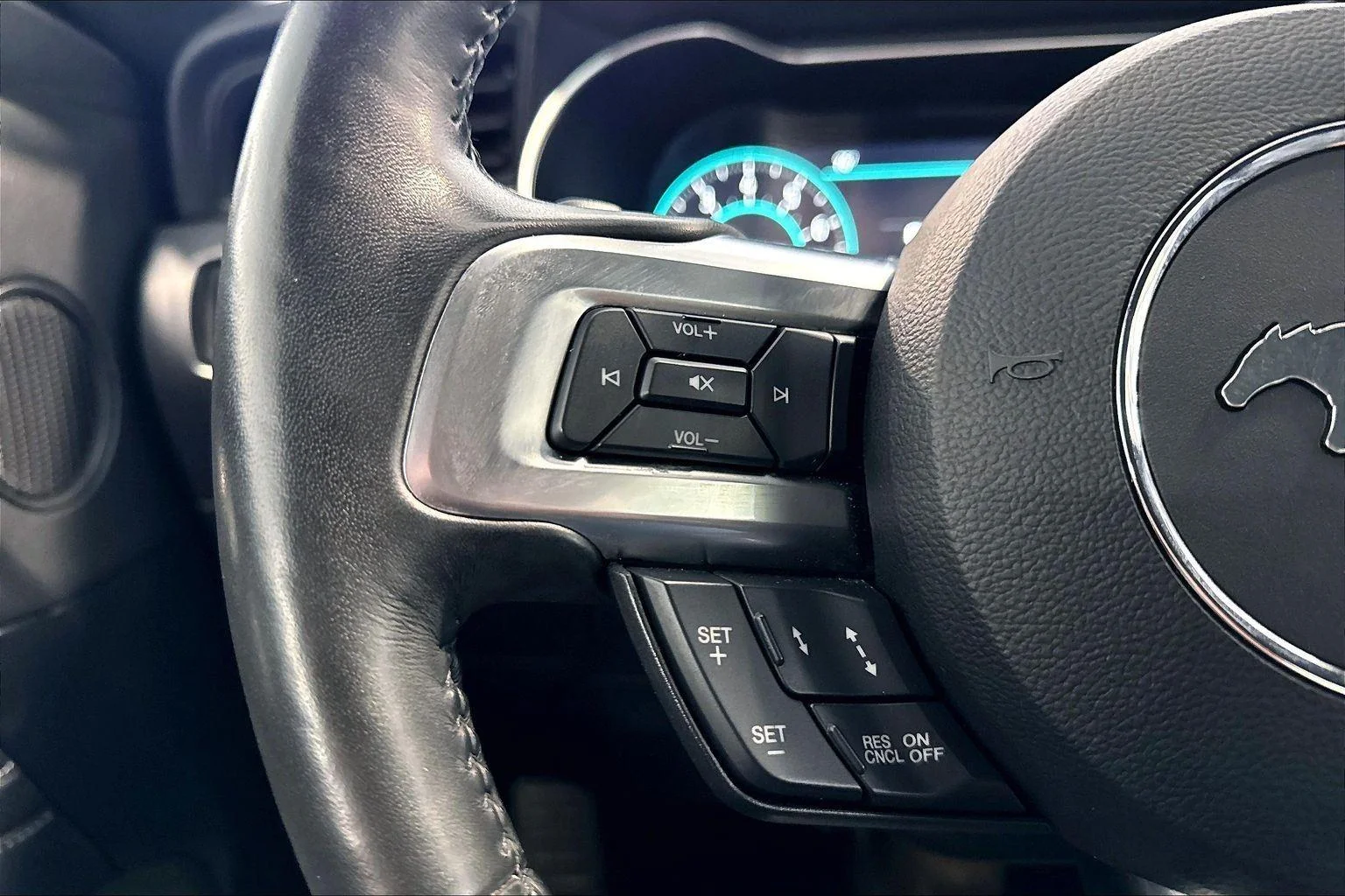 Used 2019 Magnetic Metallic Ford GT Premium image 9