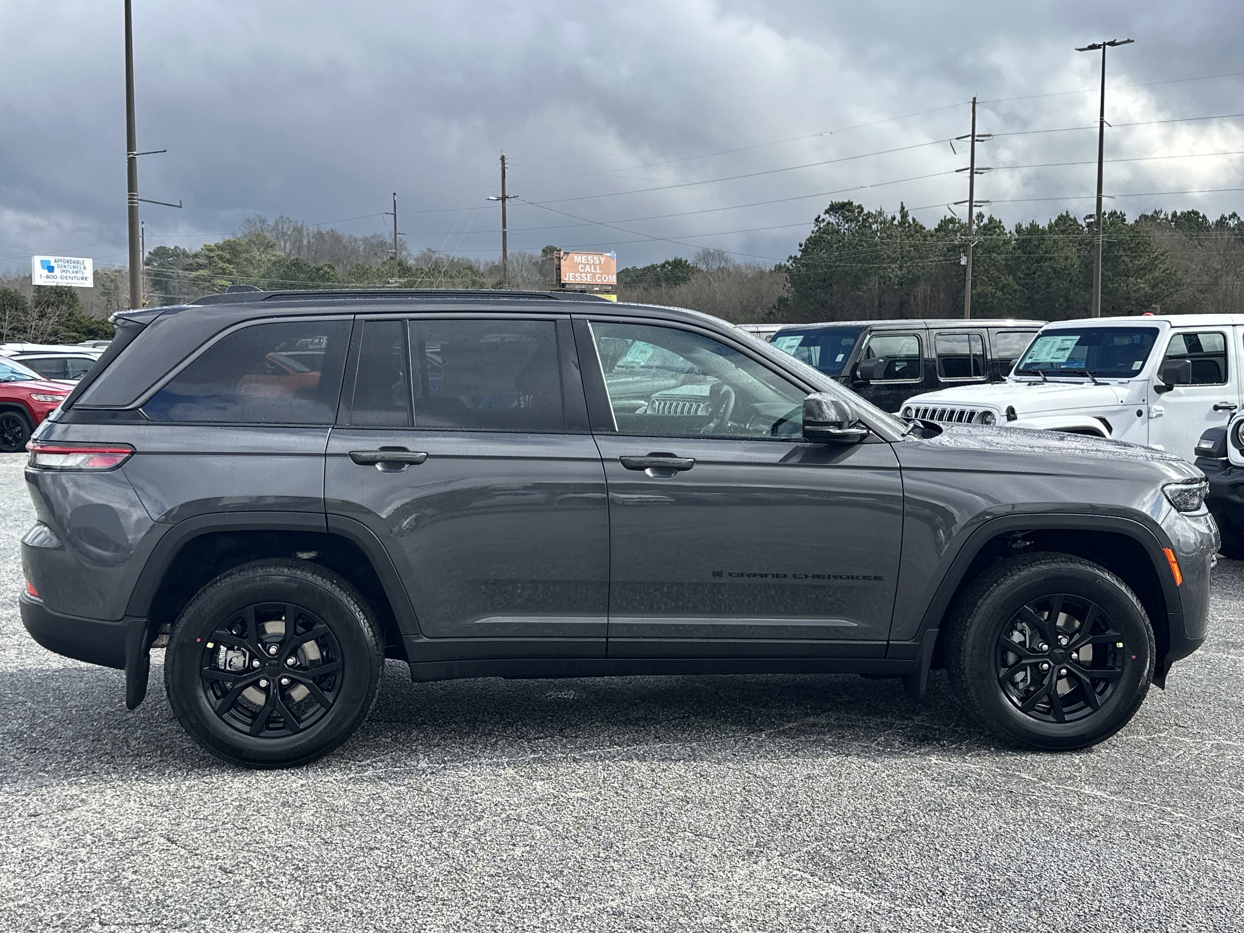 New 2026 Baltic Gray Metallic Clear-Coat Exterior Paint Jeep Laredo Altitude image 9