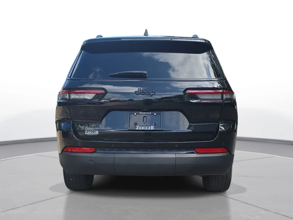 Used 2023 Black Jeep Altitude image 6