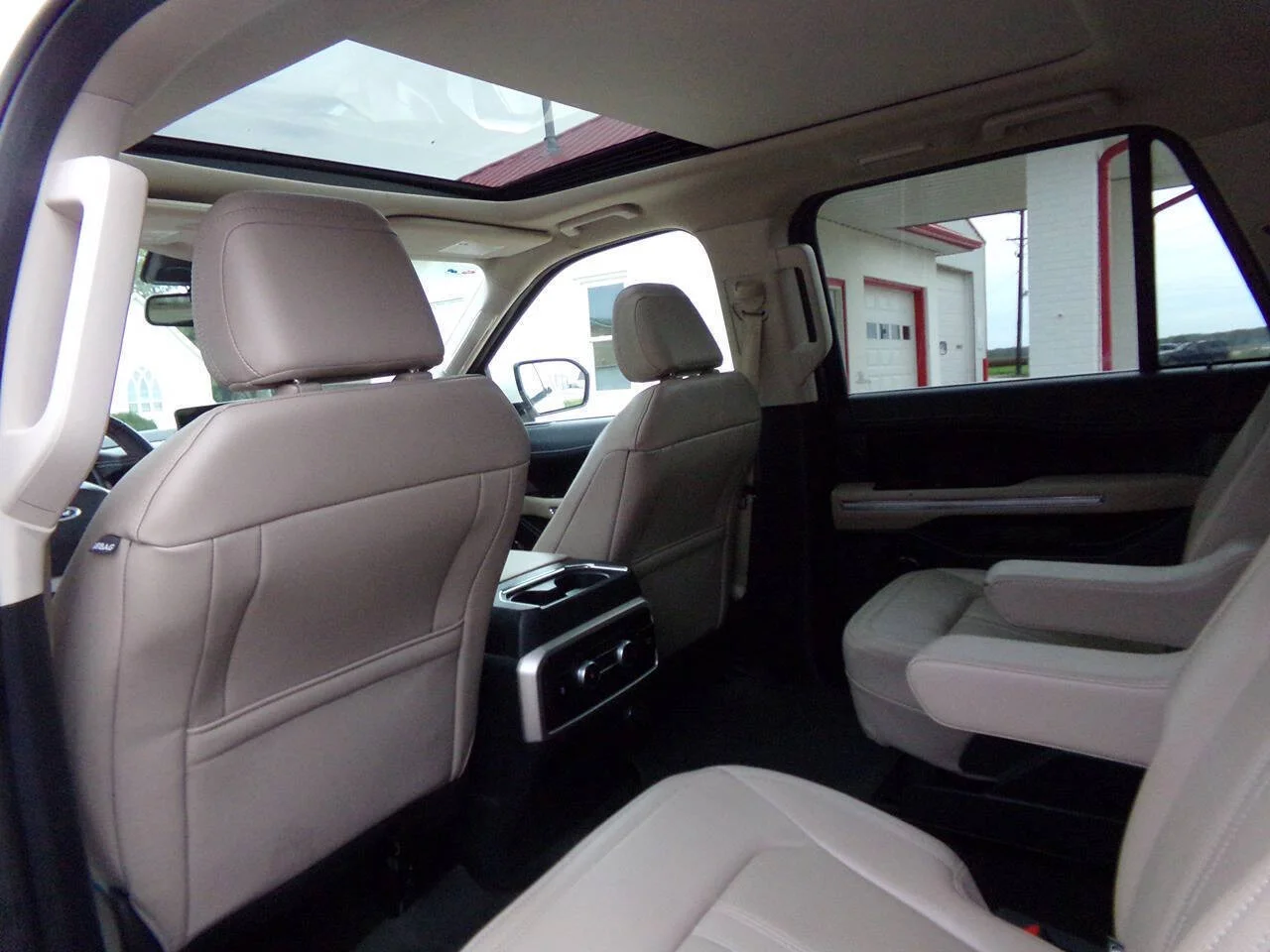 Used 2024 Oxford White Ford Limited 4x4 4dr SUV image 15