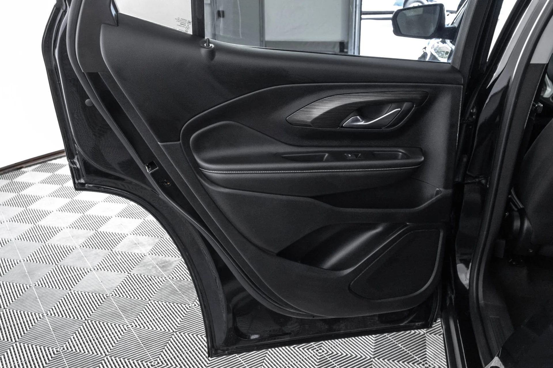 Used 2024 Ebony Twilight Metallic GMC SLE image 36