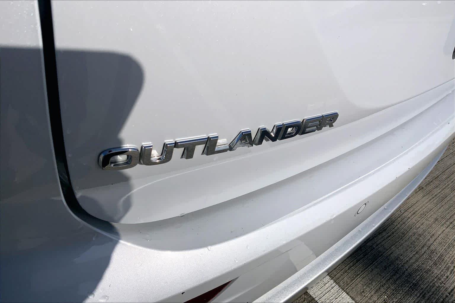 Used 2024 White Diamond Mitsubishi SE image 27