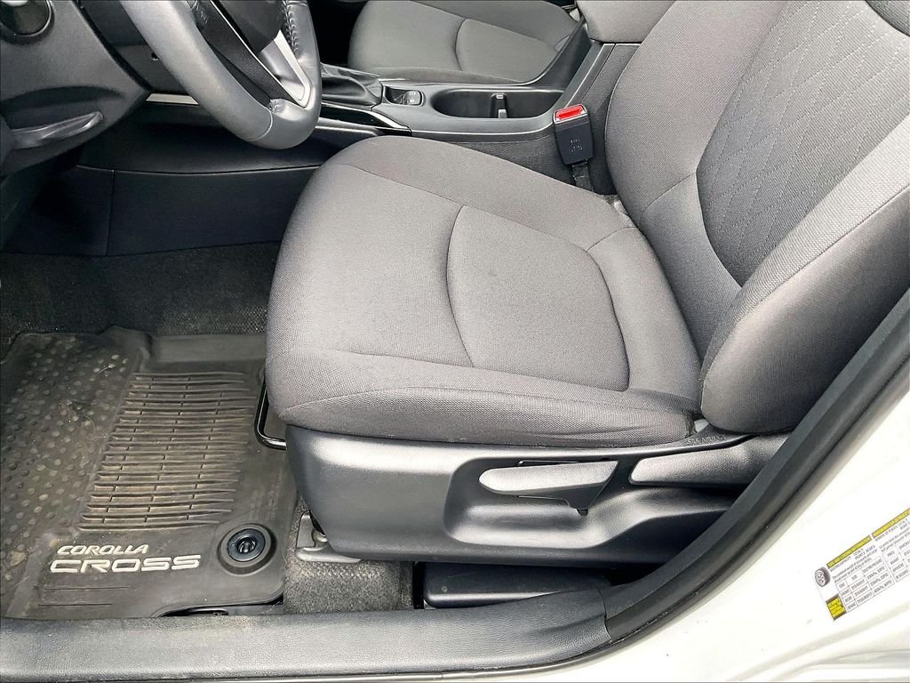 Used 2024 Wind Chill Pearl Toyota LE image 34
